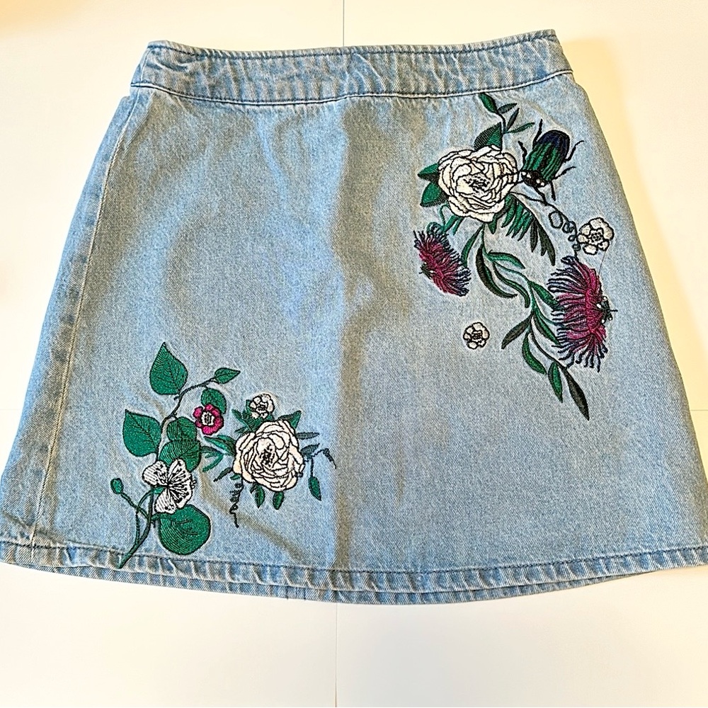 H&M Coachella Collection Light Wash Blue Denim Embroidered Mini Skirt Size 2